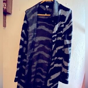 Women’s Sioni Sweater,with Black & Gray Design,  Size Large